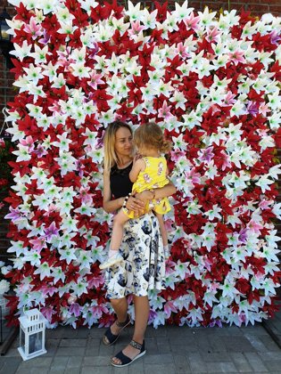 Lilliju ziedu siena, sarkanā ziedu siena